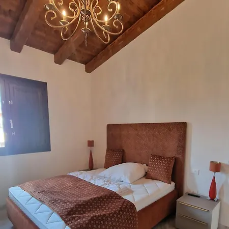 Casa Toni, Вилласимиус